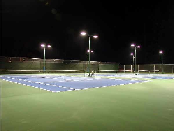 Ánh sáng sân tennis ban đêm đạt tiêu chuẩn theo quy định sân tennis
