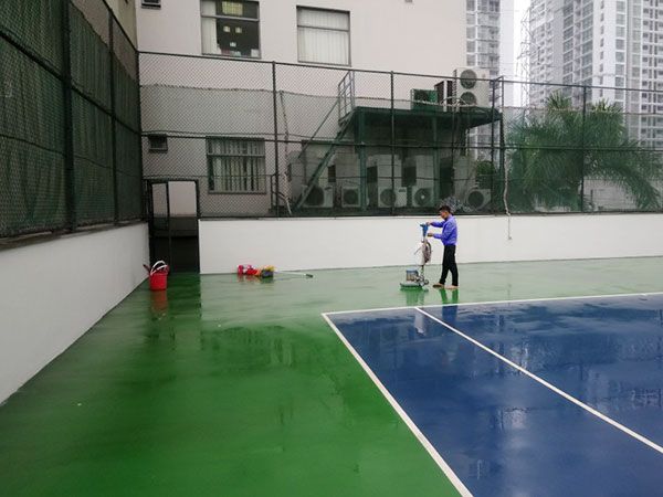 Bảo trì và vệ sinh sân tennis theo quy định về sân chơi tennis
