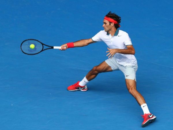 outfit tennis nam hiện đại với áo phông graphic và quần short họa tiết