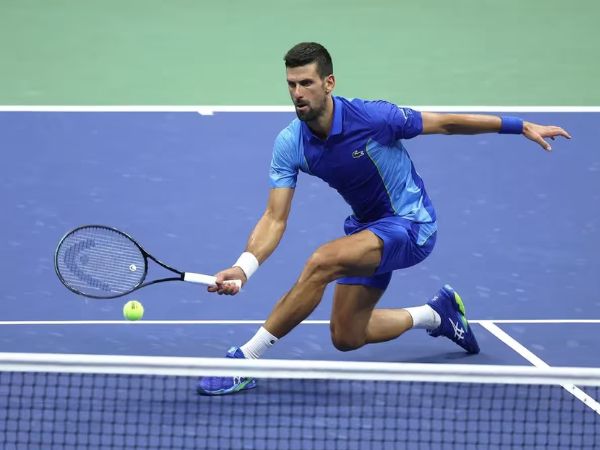 outfit tennis nam màu tối dành cho sân đất nện, kết hợp giày chuyên dụng đế gai