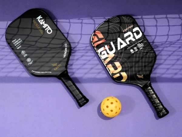 vợt Pickleball bằng vật liệu composite cùng quả bóng nhựa rỗng có lỗ, đáp ứng tiêu chuẩn về thiết bị trong luật chơi Pickleball