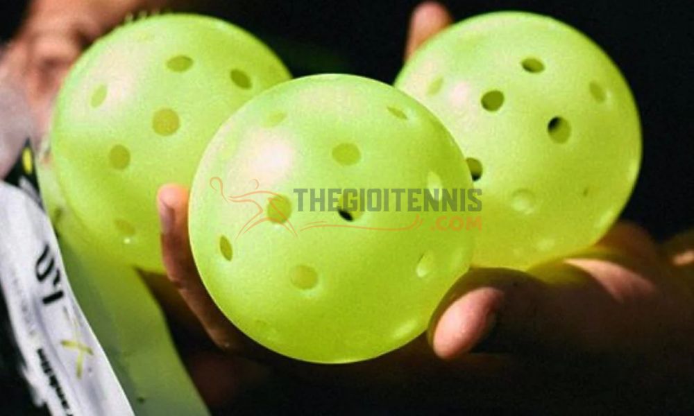 Lua chon bong pickleball phu hop voi moi truong thi dau de toi uu do ben