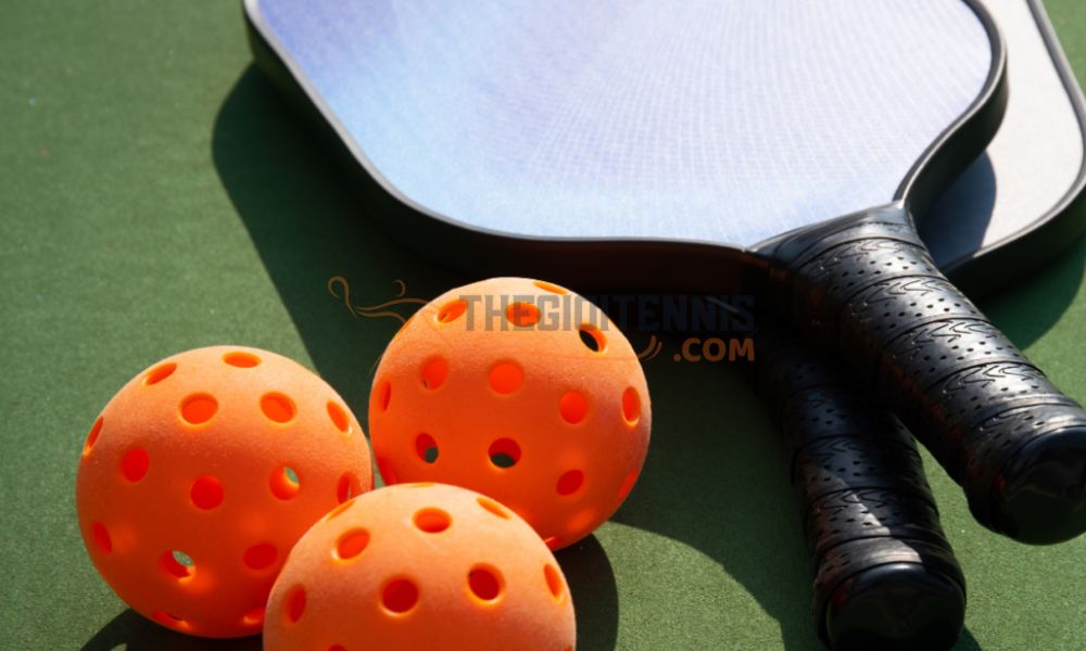 Sự khác biệt cốt lõi giữa bóng Pickleball trong nhà và ngoài trời