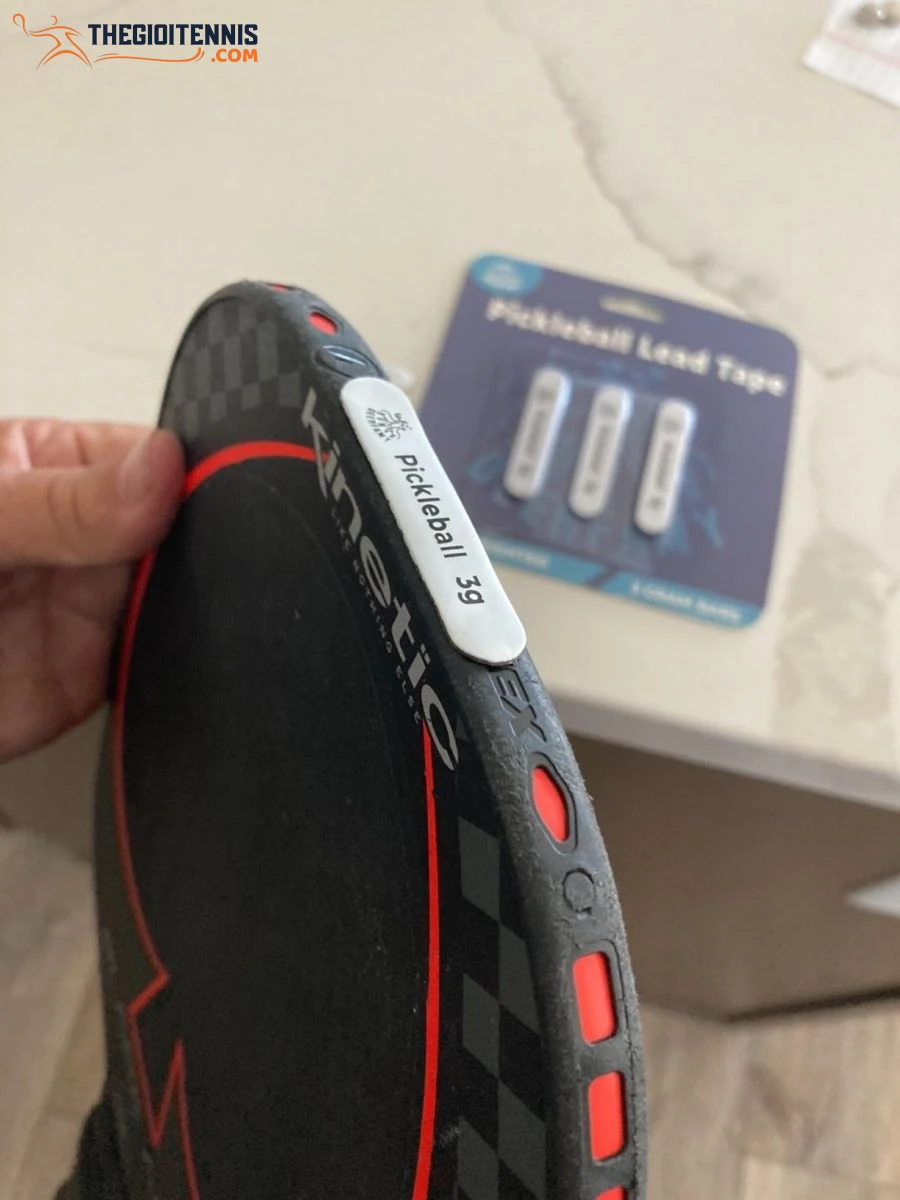 Dán chì ở đỉnh vợt