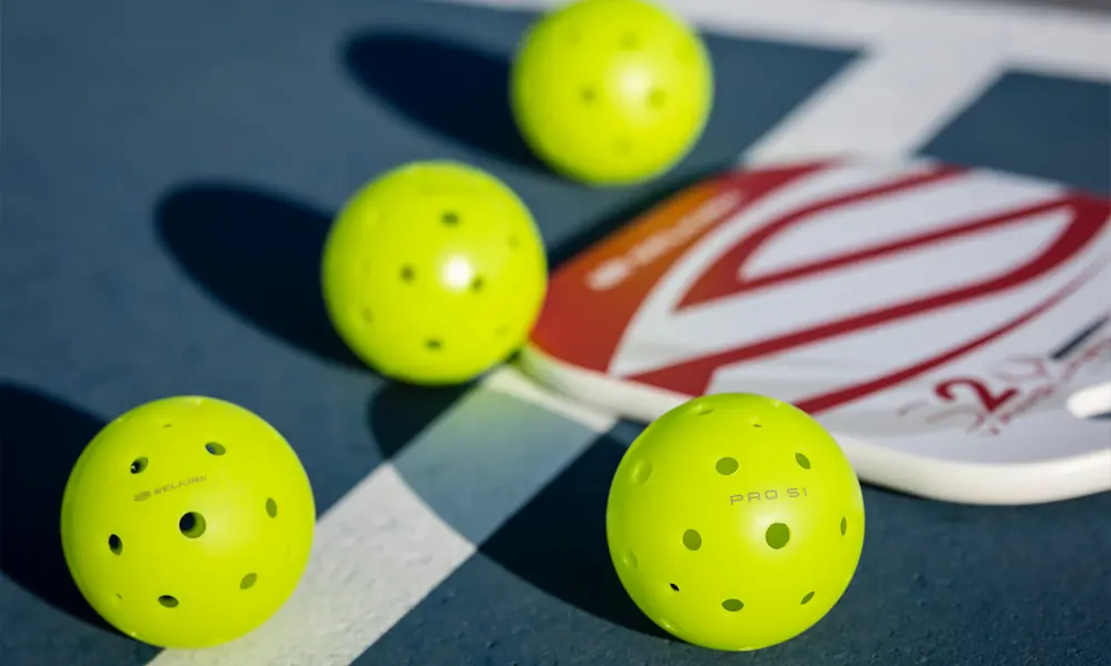 Bóng Pickleball là gì