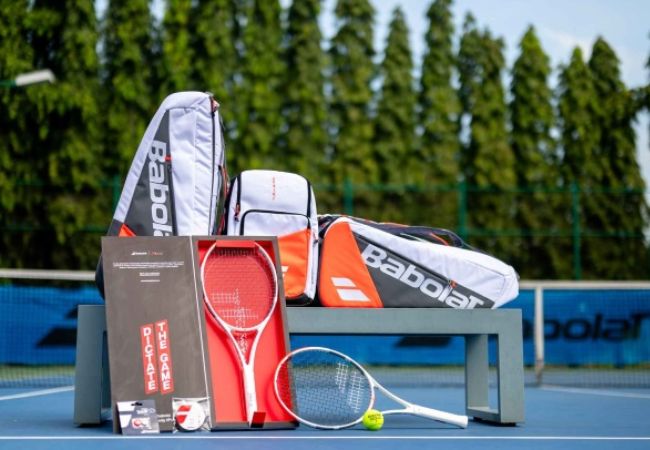 Bộ phụ kiện nhỏ đi kèm vợt tennis gồm dây cước, quấn cán và giảm rung