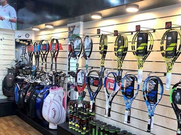 Không gian shop vợt tennis chính hãng trưng bày đa dạng sản phẩm