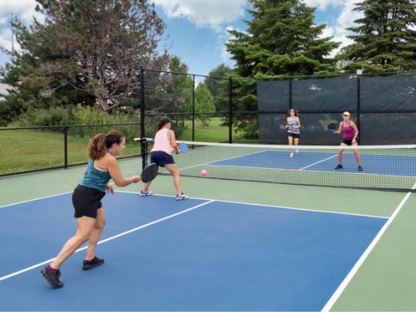 sân Pickleball đầy đủ kích thước 20×44 feet, có vạch Kitchen 7 feet và lưới cao 34 inch ở giữa theo luật chơi Pickleball