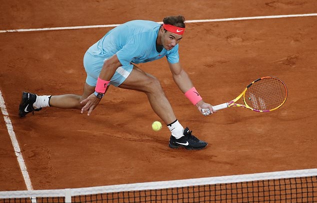 Tay vợt chuyên nghiệp thi đấu với cây vợt tennis cao cấp trên sân